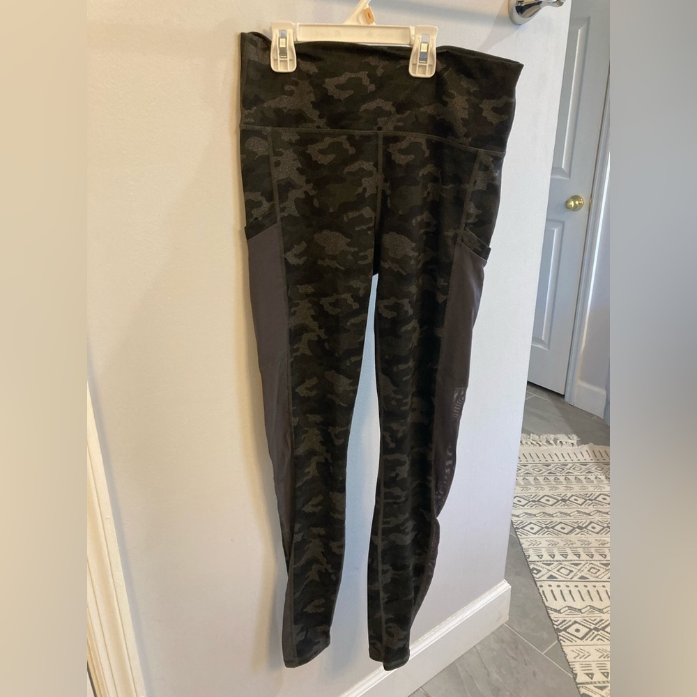 Fabletics Powerhold Camo Leggings Size M full length and pockets on the sides